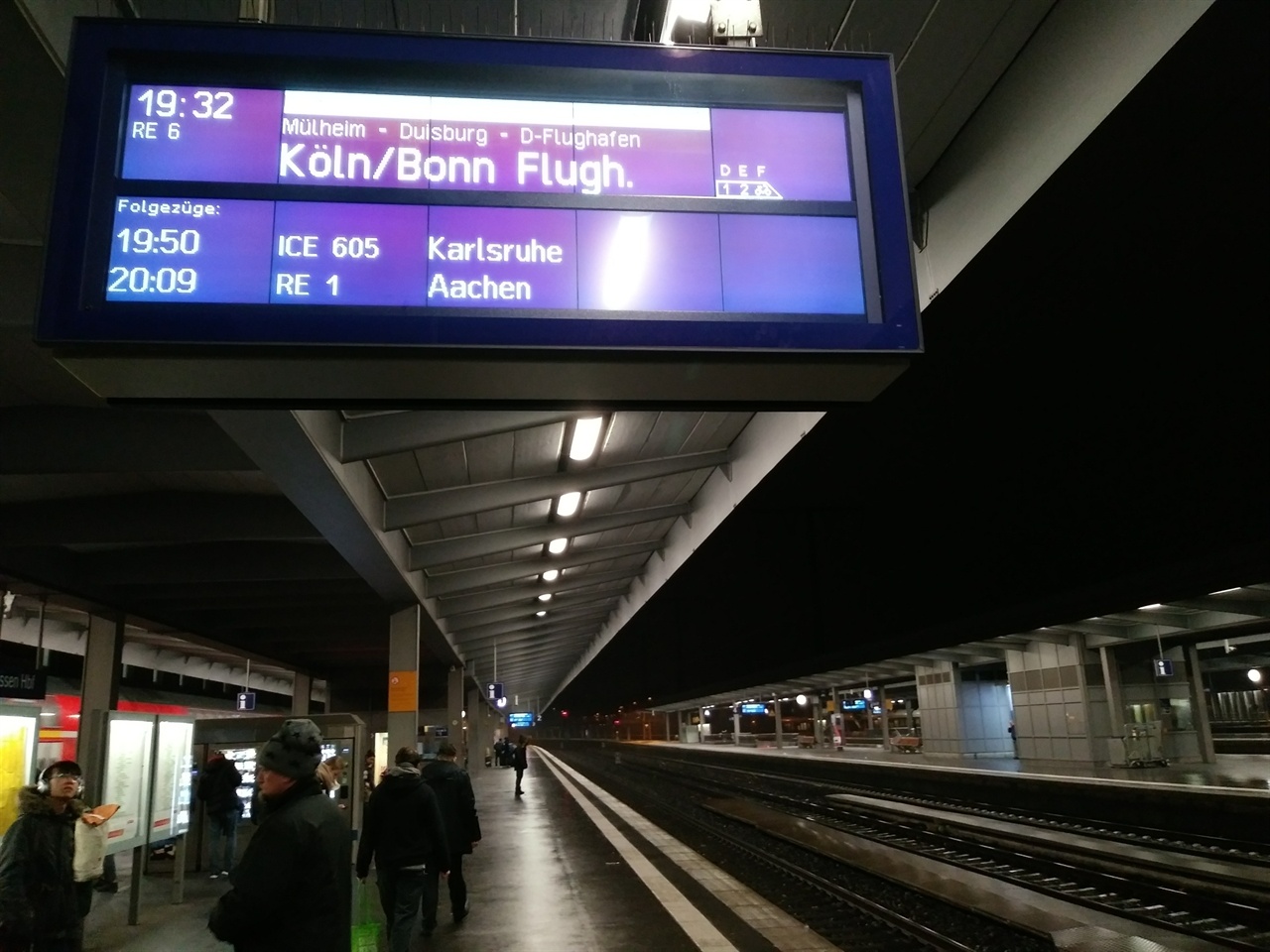 기본적인 독일어를 모르면 기차를 이용하는 데 다소 불편하다. 도시의 이름은 물론 안내판도 승차권도 죄다 독일어로만 적혀있기 때문이다. 예컨대, 사진 속 'Flugh'는 'Flughhafen'의 줄임말로, 공항이라는 뜻이다. 'Airport'를 병기하지 않은 그들의 배짱(?)이 놀랍다.