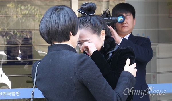 술을 마신 상태에서 운전을 하다 윤창호 씨를 치어 숨지게 한 박 아무개(27)씨에 대한 선고 공판 직후 윤 씨의 어머니가 눈물을 닦고 있다. 12일 오전 부산지방법원 동부지원에서 열린 재판에서 법원은 박 씨에게 징역 6년을 선고했다.