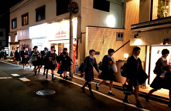 학교를 늦게 마치고 귀가하고 있는 일본의 여고생들.