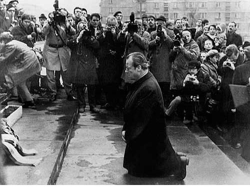 1970년 12월 7일, 빌리브란트 서독수상이 폴란드를 방문하여 나치에 학살당한 유대인 추모비 앞에서 화환을 바치며 무릎을 꿇어 사죄하고 있다.