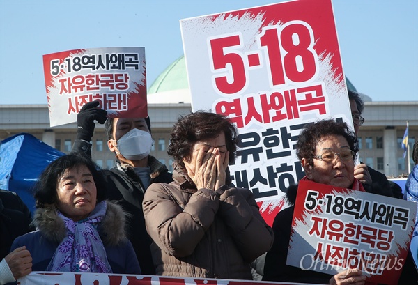 광주에서 상경한 한 시민이 13일 오후 서울 여의도 국회 앞에서 열린 5.18 망언 비호 자유한국당 해체 촉구 기자회견에서 5.18 당시 피해 증언에 가슴 아파하며 눈물을 흘리고 있다.