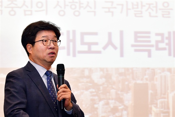 염태영 수원시장이 ‘2019 대한민국 국가비전회의Ⅱ’ 특별세션에서 특례시 도입의 필요성을 설명하고 있다.