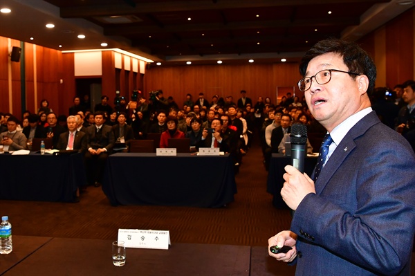 염태영 수원시장이 ‘2019 대한민국 국가비전회의Ⅱ’ 특별세션에서 특례시 도입의 필요성을 설명하고 있다.