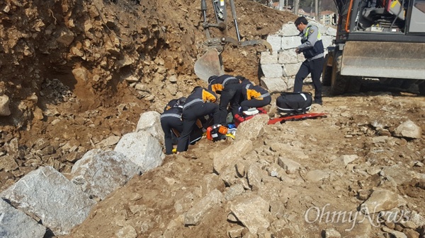 2월 13일 오전, 창원 마산합포구 만날재 주차장 공사 현장에서 작업자가 굴착기에서 떨어진 돌에 맞아 사망하자 119 소방대원들이 출동해 구조작업을 벌이고 있다.