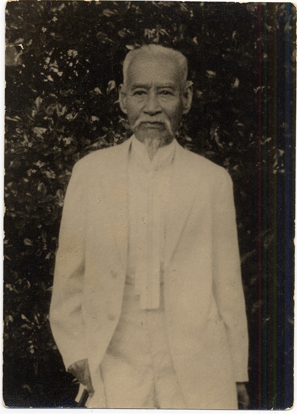 상하이 망명 직후 찍은 사진으로 동농은 74세의 나이로 해외 독립투쟁에 나섰다. 