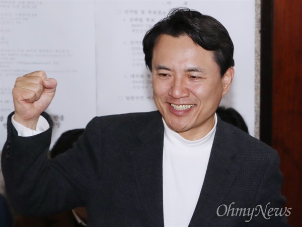 자유한국당 당 대표 후보로 등록한 김진태 의원이 13일 오전 국회에서 열린 선관위 회의에 참석한 뒤 회의장을 나서며 파이팅을 외치고 있다. 