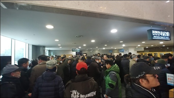 2월 8일 김진태 의원실 등이 공동주최한 ‘5.18 공청회’에 참석하기 위해 방문증을 받기 위해 의원회관 입구에서 기다리고 있는 사람들 