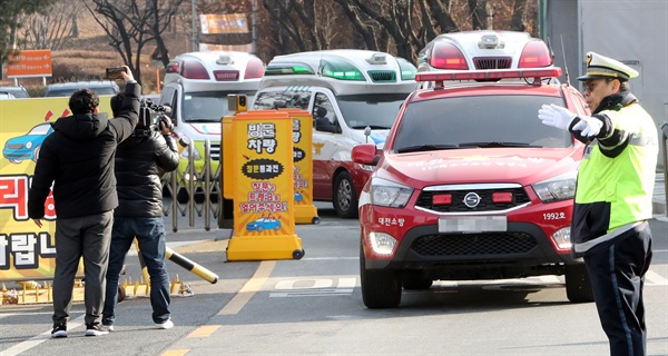 14일 오전 폭발사고가 발생해 사상자가 발생한 대전 유성구 한화 대전공장에서 119구급차량이 줄지어 나오고 있다