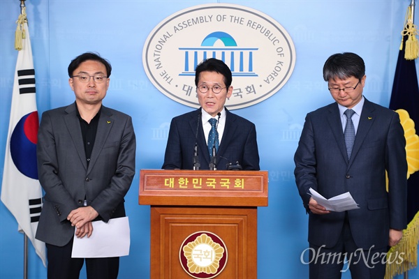 정의당 윤소하 의원이 14일 오전 국회 정론관에서 기자회견을 열고 사법농단 관련 판사들의 탄핵 추진 발표를 하고 있다. 