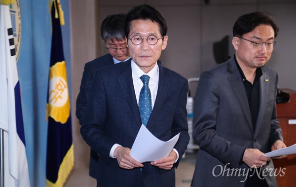 정의당 윤소하 의원이 14일 오전 국회 정론관에서 기자회견을 열고 사법농단 관련 판사들의 탄핵 추진 발표를 마치고 자리를 떠나고 있다. 