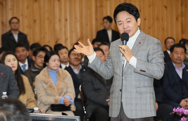 원희룡 제주지사가 13일 오전 서귀포시청에서 시민들과 경제·일자리 분야를 주제로 대화하고 있다.