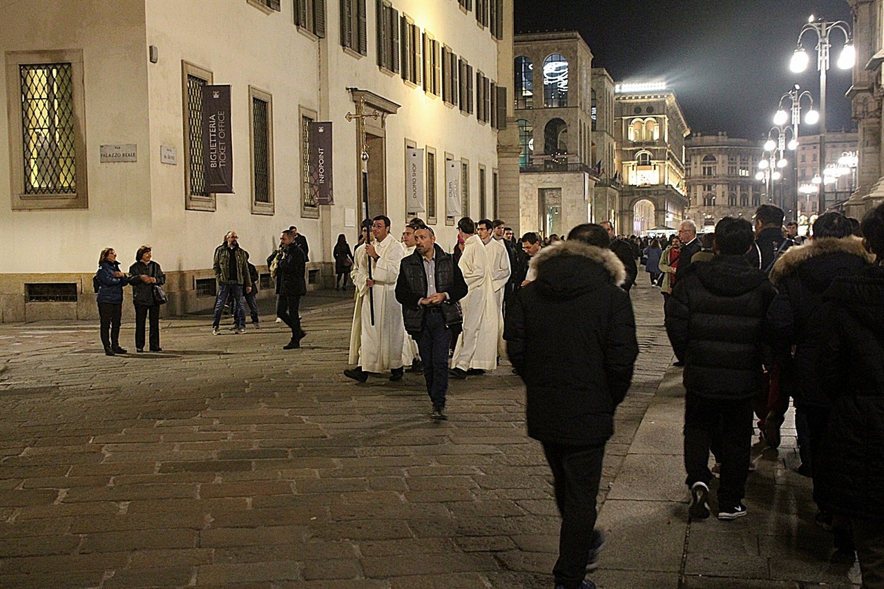 밀라노 두오모 대성당 주변을 거닐며 신부들이 무슨 의식을 치르고 있는 모습