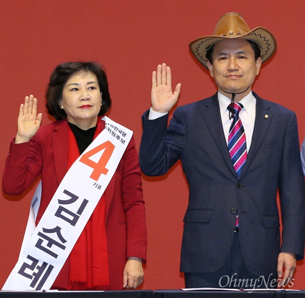 자유한국당 당 대표 경선과 최고위원 경선에 나선 김진태 의원과 김순례 의원이 지난 14일 오후 대전 한밭체육관에서 열린 첫 합동연설회에서 공명선거를 서약하고 있다. '5.18 망언'으로 물의를 빚은 김진태 의원과 김순례 의원에 대한 당 윤리위의 징계 여부는 2.27 전당대회 이후로 유보됐다.