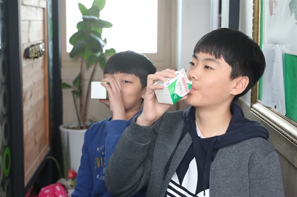 경남 고성군은 오는 3월부터 모든 초등학생한테 우유를 무상공급한다.