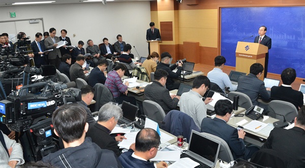 오거돈 부산시장이 14일 오후 부산시청에서 브리핑을 열고 동남권 관문공항 추진 계획 등을 밝히고 있다. 