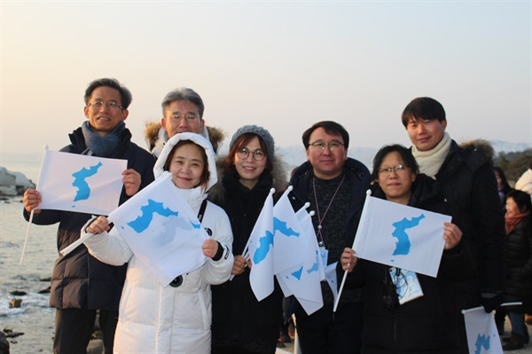 6.15지역본부 대표단들이 13일 해금강에서 진행된 해맞이 행사를 마치고 단체사진을 찍고 있다 