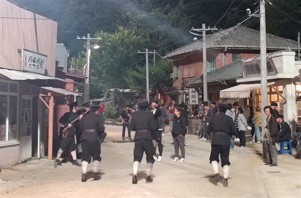 영화 '말모이' 촬영 모습. 일본인 순사들과 조선어 사전 편찬 작업을 하던 사람들이 쫓고 쫓기는 장면을 여기서 찍었다.