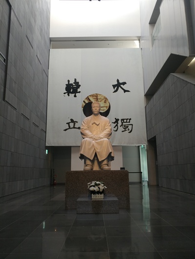 안중근의사기념관, 중앙에 안의사의 석상이 있다.