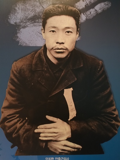 안중근의사기념관, 왼손 네번째 손가락 끝을 단지한 안의사의 사진이 있다.
