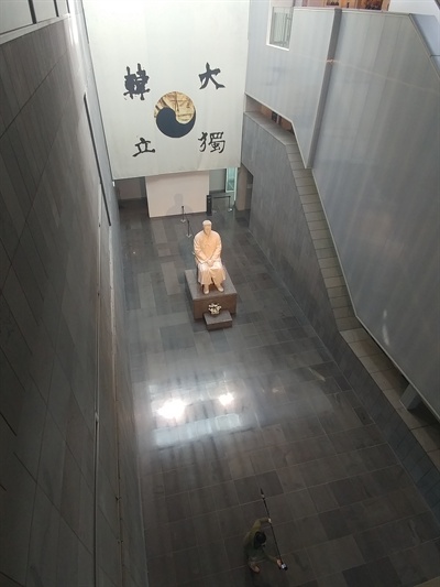 안중근의사기념관, 안의사의 석상이 있다. 2층 전시실에서 바라본 모습.
