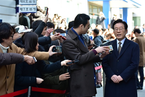  직권남용 및 공직선거법 위반 혐의를 받고 있는 이재명 경기도지사가 14일 수원지법 성남지원에서 열린 첫 심리에 참석하기 전 기자들의 질문에 답하고 있다.