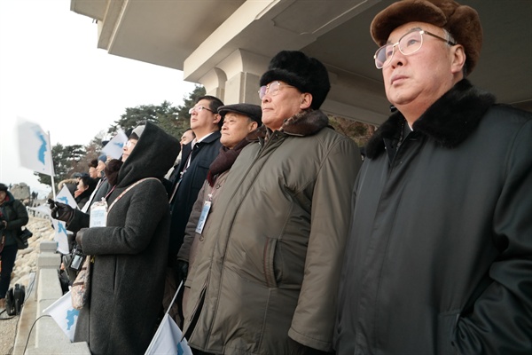  남북 대표단 300여 명이 13일 오전 해금강에서 떠오르는 해를 함께 바라봤다. 