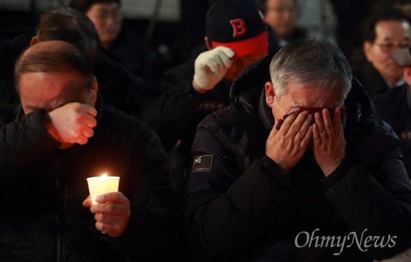  5.18민주화운동유공자회 최형호 서울시지부장(오른쪽)과 회원이 눈물을 쏟고 있다.