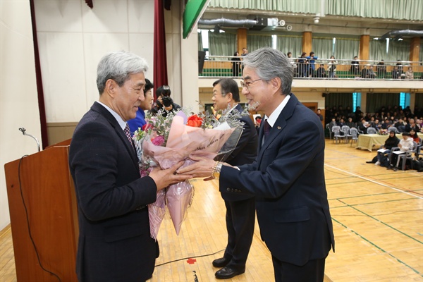 박종훈 교육감은 2월 15일 밀양초등학교에서 열린 졸업식에서 독립운동가 김상득·한봉삼 선생의 명예졸업장을 가족한데 수여했다.
