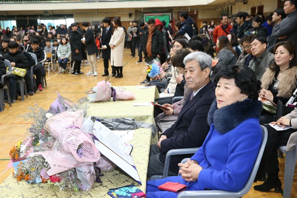 박종훈 교육감은 2월 15일 밀양초등학교에서 열린 졸업식에서 독립운동가 김상득·한봉삼 선생의 명예졸업장을 가족한데 수여했다.