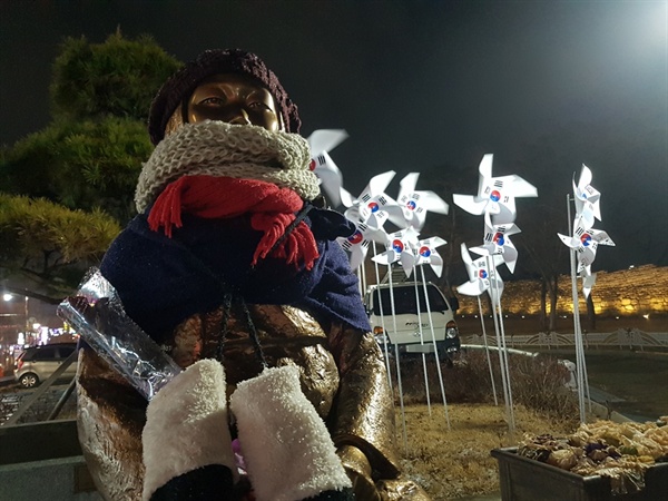 털모자와 털장갑, 목도리를 두른 '홍성 평화의 소녀상' 주변에 태극기 바람개비 동산이 만들어 졌다. 