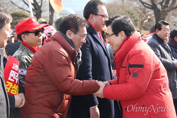 자유한국당 경남도당이 2월 16일 오전 경남도청 정문 앞에서 연 "댓글조작 민주주의 파괴, 김경수 규탄대회"에 참석한 황교안 당대표후보가 참석자들과 인사를 나누고 있다.