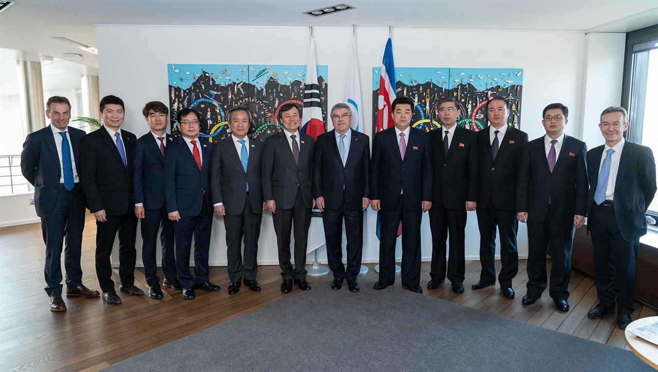  IOC서 회담을 연 남북한과 토마스 바흐 IOC위원장(가운데)