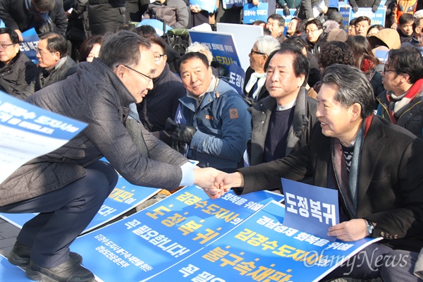  '김경수 도지사 불구속 재판을 위한 경남도민운동본부'가 2월 16일 오후 창원 상남동 분수광장에서 "제3차 김경수 도지사 불구속재판 촉구대회"를 열었고, 정청래 전 국회의원이 권민호 예비후보와 인사를 나누고 있다.