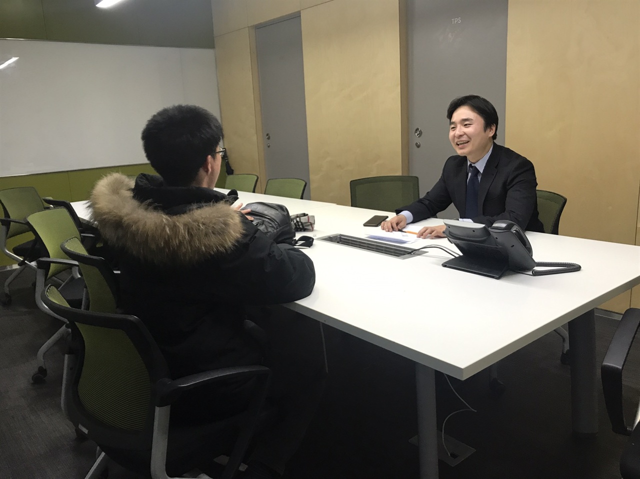이문현 MBC 기자가 <오마이뉴스>와 인터뷰를 하고 있다.