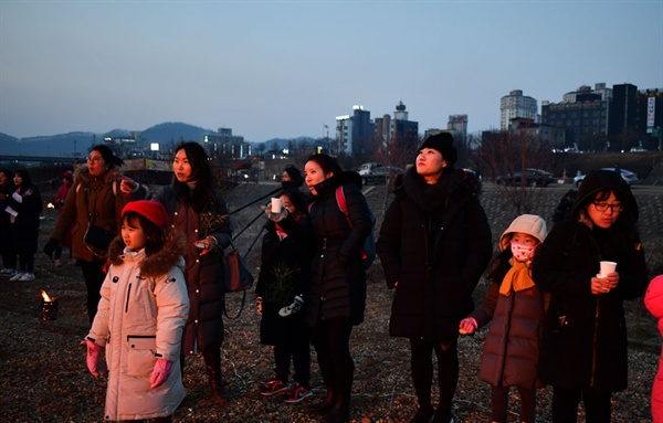 달집이 타오르자 가족들은 소원도 빌고 타오르는 달집을 바라보고 있다.