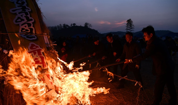 김정섭 시장을 비롯해 참석자들이 달집에 불을 붙이고 있다. 