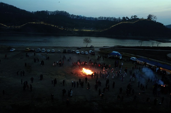 시민들은 늦은 시간까지 금강이 흐르는 강변에서 행사를 즐겼다.