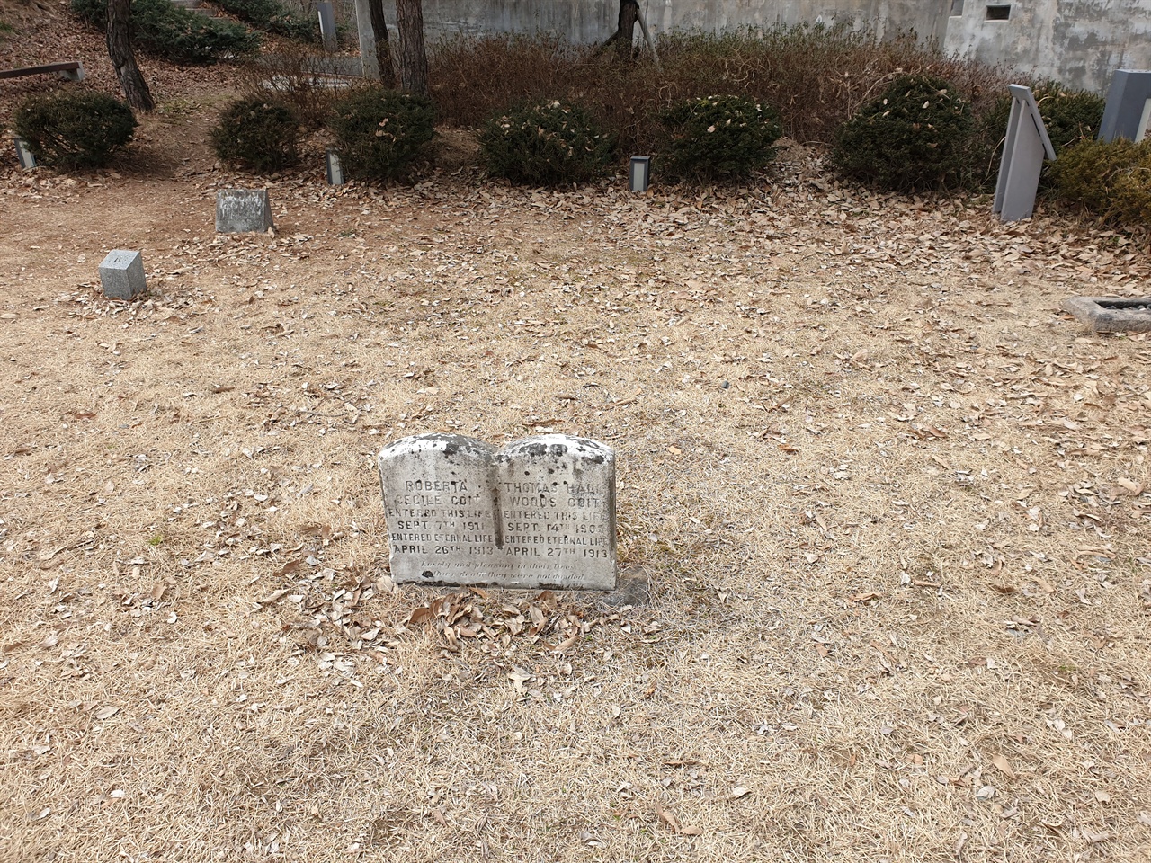 유진벨, 오웬, 서서평처럼 기라성같은 선교사들과 함께 나란히 묻혀있는 선교사 자녀들의 묘비