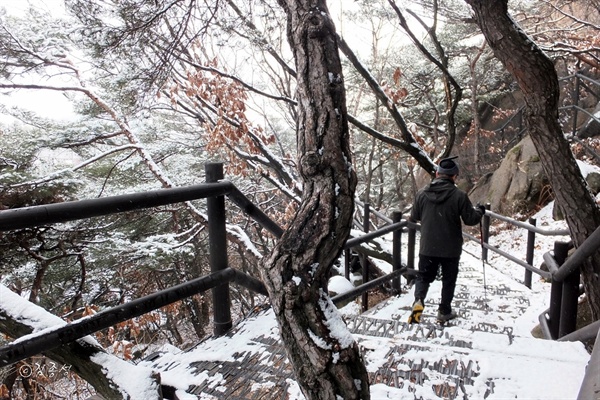  운치 있는 겨울 산속을 걷는 시민들.