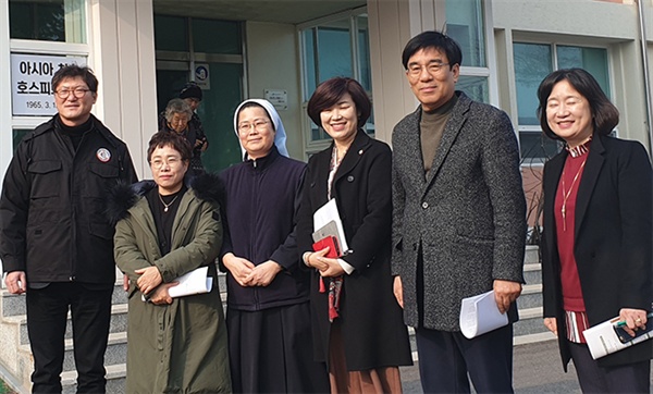 15일 오후 강릉시의회 행정위는 호스피스 기관인 갈바리의원을 방문해 애로사항을 들었다.