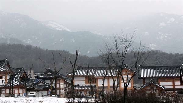 북한산을 배경으로 자리한 은평한옥마을.