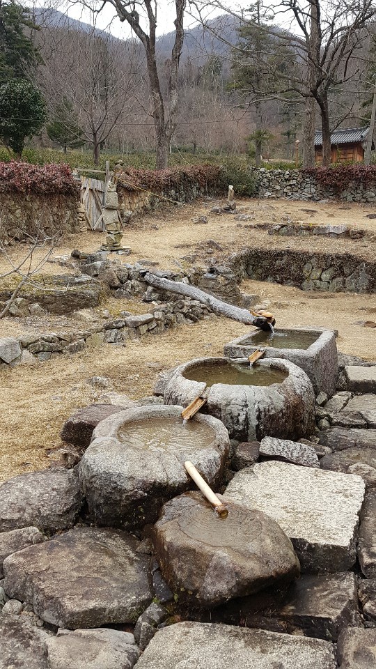 선암사 달마전수각    선암사 달마전에는 스님들이 명상수행을 하며 차를 다리기 위해 만든 돌로 만든 아름다운 수각이 있다. 