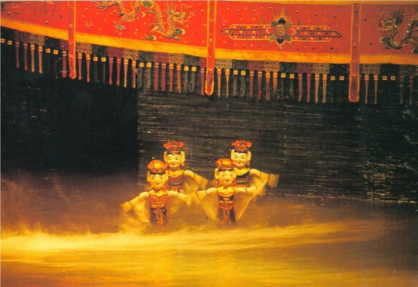 하노이 중심가에 위치한 탕롱(Thang Long) 수상인형극 전문극장에서 펼쳐지는 목각 인형들의 '요정들의 춤'.목각 인형들이 물위에서 살아 움직이듯 생동감이 넘치는 춤사위를 보여주고 있다.