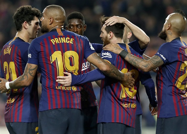  FC 바르셀로나의 포워드 라이오넬 메시가 2월 16일 스페인 바르셀로나 캠프 누 경기장에서 열린 레알 발라돌리드와의 경기에서 1-0으로 승리한 뒤 동료들과 기뻐하고 있다. 