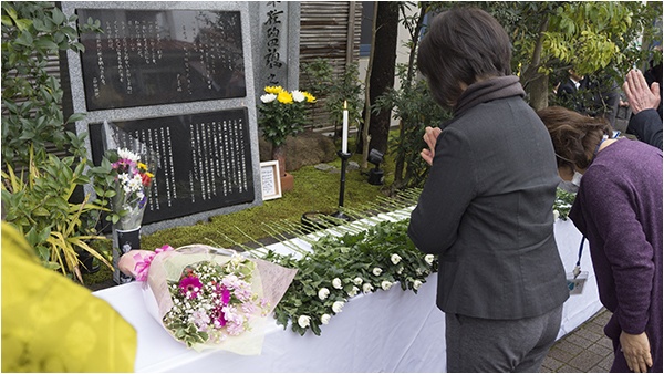 교토조형예술대학 다카하라 캠퍼스에는 윤동주 시비가 일본에서 2번째로 세워져 있다. 추도회의 참석한 이들이 헌화하고 있다.