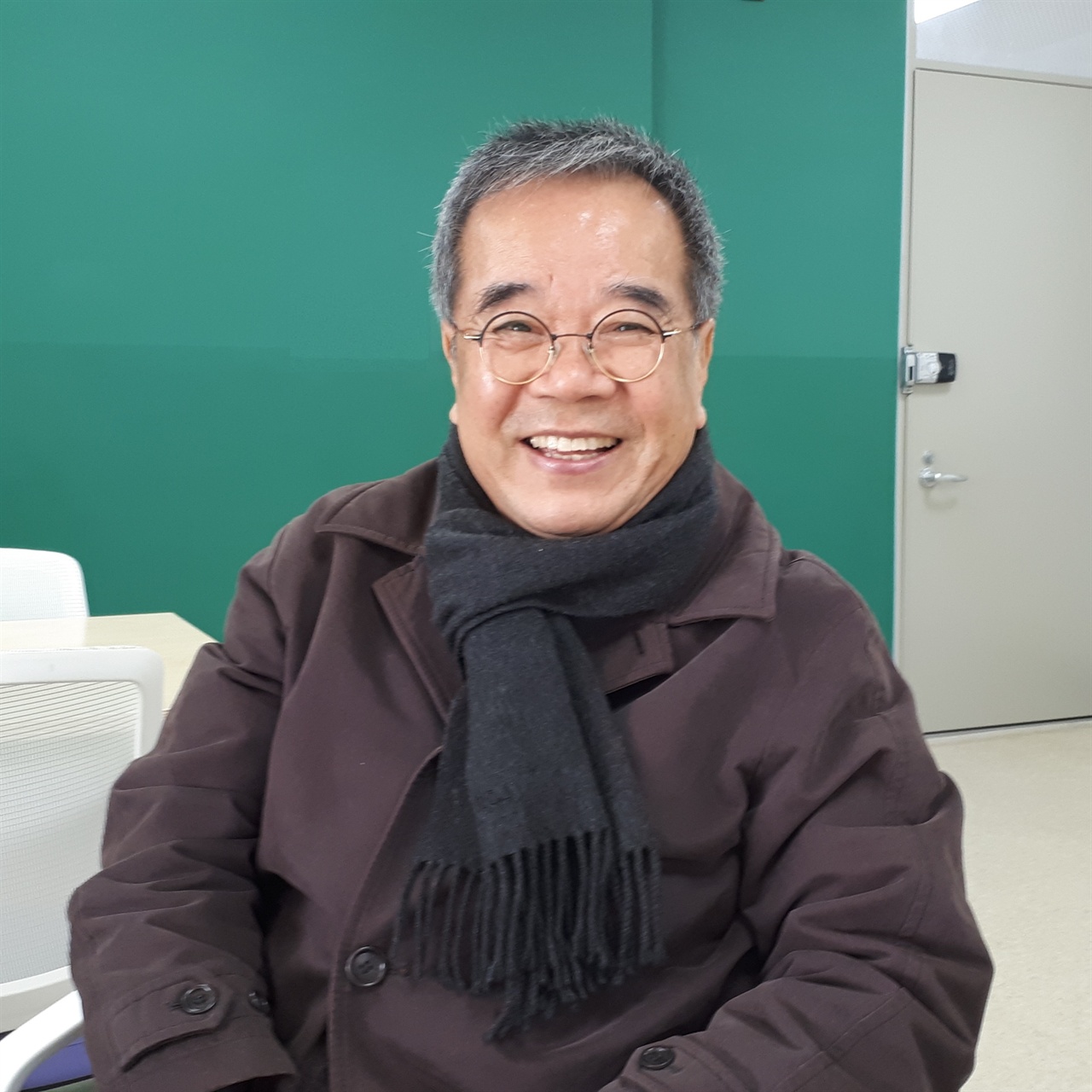 지난 9일(토) 강연을 위해 아산중앙도서관에 방문한 김용택 시인과 따로 진행한 인터뷰 자리에서 찍은 사진. 72세의 나이가 무색할 정도로 동안의 표정이 가득하다.   