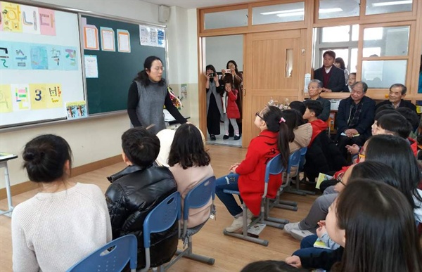 신애리 교사는 진주 수정초등학교 4-3반 아이들과 시조짓기를 해 책 <와글와글 숨바꼭질>을 내고 지난 2월 9일 출판기념회를 열었다.