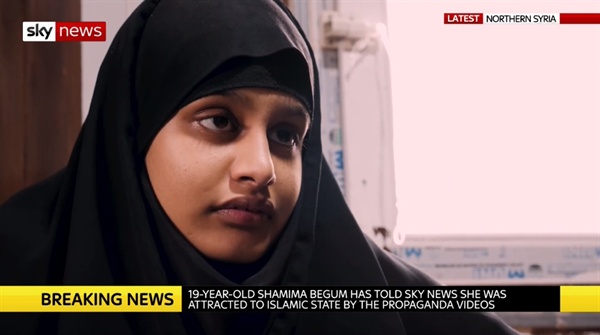 이슬람 극단주의 이슬람 무장단체 '이슬람국가'(IS)에 합류했다가 귀국 의사를 밝힌 영국 소녀 샤미마 베굼의 인터뷰를 보도하는 <스카이뉴스> 갈무리.
