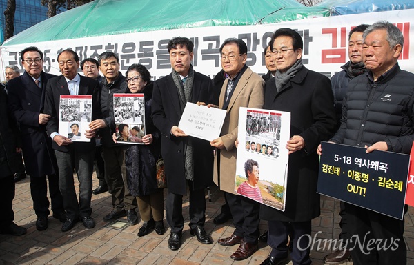 탈북자 “지만원 거짓 주장에 실존인물 찾기 운동 나서겠다” 정동영 민주평화당 대표와 하태경 바른미래당 의원, 지만원피해자대책위원회, 5.18 단체장들이 18일 오전 서울 여의도 국회 앞 5.18 유공자 농성장에서 기자회견을 열어 지만원씨가 지목한 탈북 광수의 실존인물 찾기 운동을 전개하겠다고 발표하고 있다.