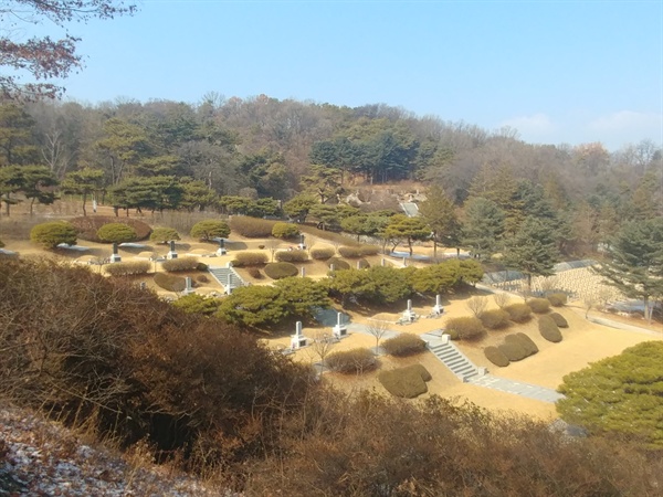 친일파 신태영, 이응준이 잠든 제2장군 묘역에서 바라본 애국지사 묘역. 